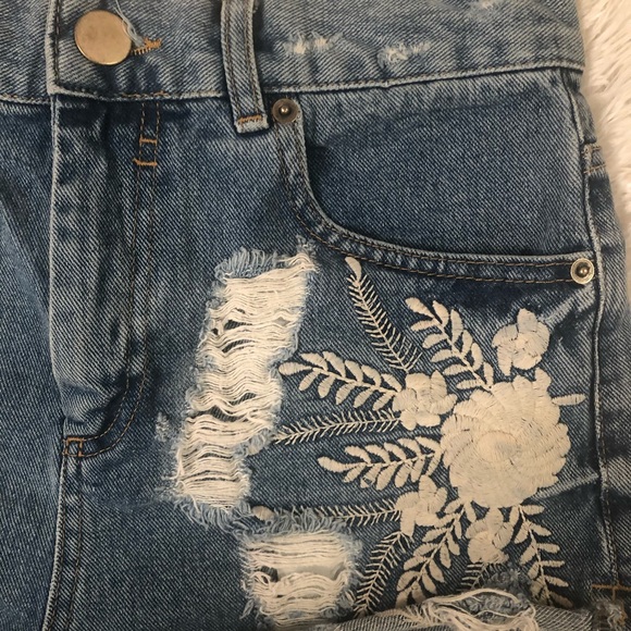 ASOS Denim Embroidered Distressed Shorts Floral - Picture 3 of 6